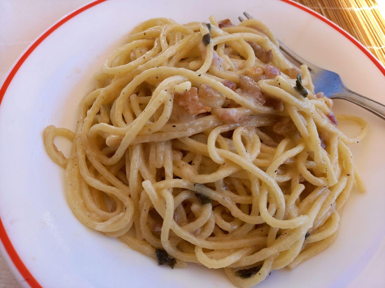 Pasta con lardo, pinoli e salvia